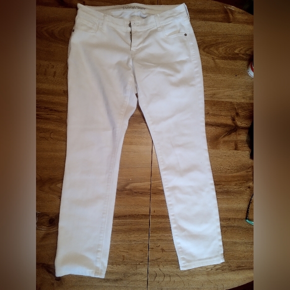 Old Navy Denim - GUC Old Navy Rock Star straight leg white denim jeans size 8